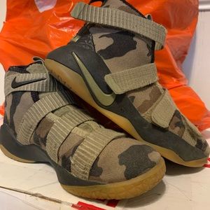 Nike Lebron Soldier 2 Camo sneakers 13.5 C